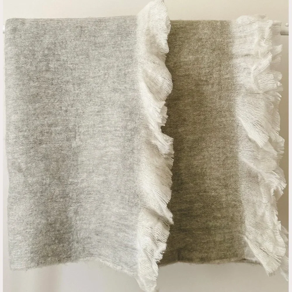 NWT Soft Fringe Knit Throw in Pebble - Picture 3 of 4